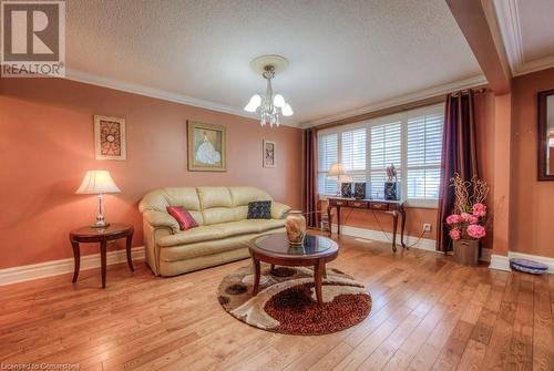 331 Dolph Street N, Cambridge, ON - Indoor Photo Showing Living Room