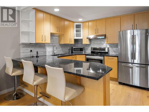 2900 Abbott Street Unit# 208, Kelowna, BC - Indoor Photo Showing Kitchen