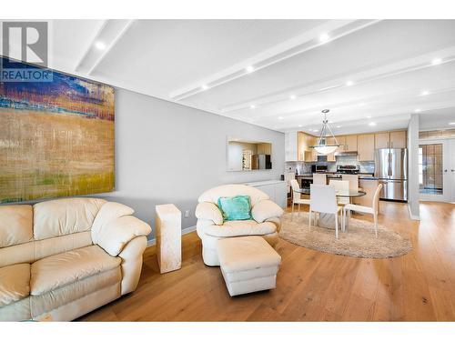 2900 Abbott Street Unit# 208, Kelowna, BC - Indoor Photo Showing Living Room