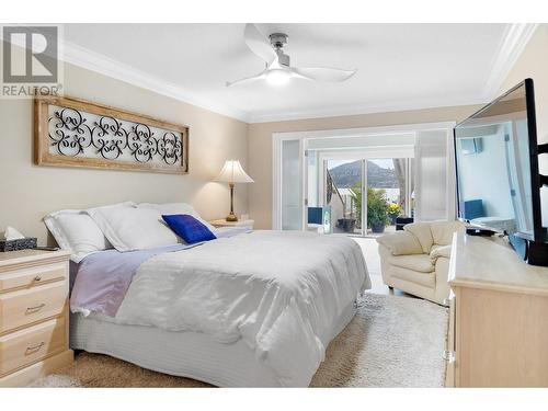 2900 Abbott Street Unit# 208, Kelowna, BC - Indoor Photo Showing Bedroom