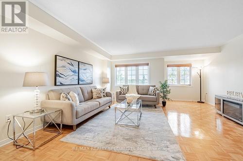 791 Candlestick Circle, Mississauga, ON - Indoor Photo Showing Living Room