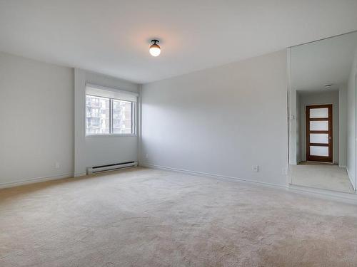 Master bedroom - 402-1645 Av. Victoria, Saint-Lambert, QC - Indoor Photo Showing Other Room