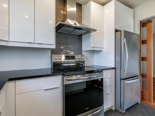 Cuisine - 402-1645 Av. Victoria, Saint-Lambert, QC - Indoor Photo Showing Kitchen With Upgraded Kitchen