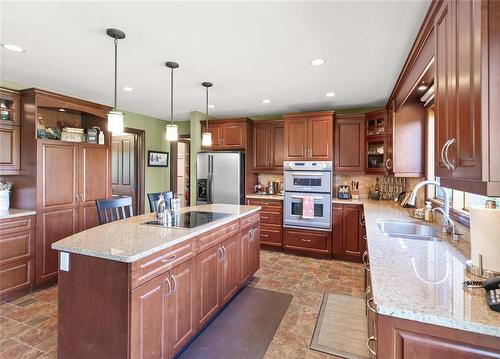 156 Peltz Drive, St Clements, MB - Indoor Photo Showing Kitchen With Double Sink With Upgraded Kitchen