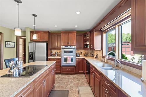 156 Peltz Drive, St Clements, MB - Indoor Photo Showing Kitchen With Double Sink With Upgraded Kitchen