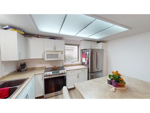 1616 Mt Proctor Place N, Cranbrook, BC - Indoor Photo Showing Kitchen With Double Sink