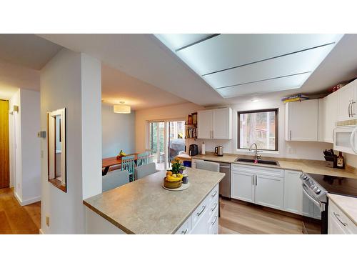 1616 Mt Proctor Place N, Cranbrook, BC - Indoor Photo Showing Kitchen With Double Sink