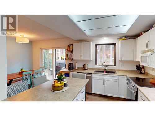 1616 Mt Proctor  N Place, Cranbrook, BC - Indoor Photo Showing Kitchen With Double Sink