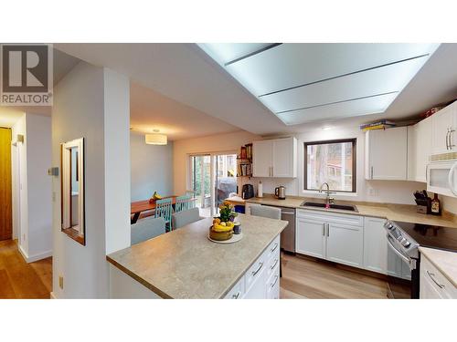 1616 Mt Proctor  N Place, Cranbrook, BC - Indoor Photo Showing Kitchen With Double Sink