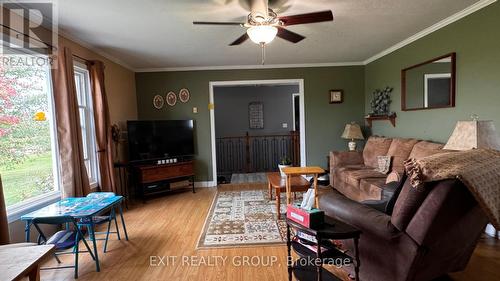 105 County Road 12, Greater Napanee, ON - Indoor Photo Showing Living Room