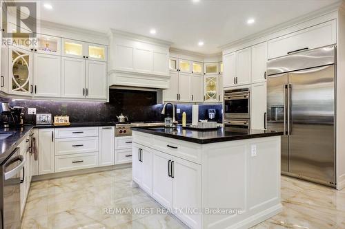 2 Waterford Lane, Whitchurch-Stouffville, ON - Indoor Photo Showing Kitchen With Upgraded Kitchen