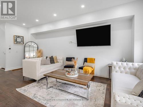 38 Veterans Street, Bradford West Gwillimbury, ON - Indoor Photo Showing Living Room