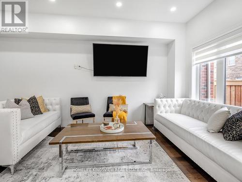 38 Veterans Street, Bradford West Gwillimbury, ON - Indoor Photo Showing Living Room