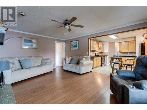 450 Hollywood Road S, Kelowna, BC - Indoor Photo Showing Living Room