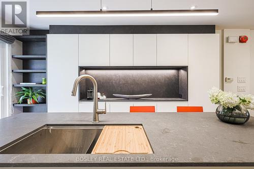 10 - 95 Summerhill Avenue, Toronto, ON - Indoor Photo Showing Kitchen