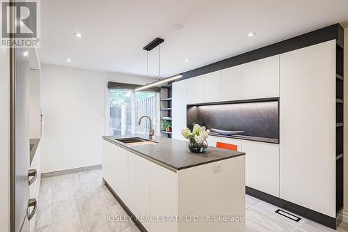 10 - 95 Summerhill Avenue, Toronto, ON - Indoor Photo Showing Kitchen