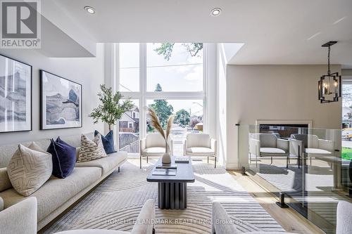 504 Mortimer Avenue, Toronto, ON - Indoor Photo Showing Living Room