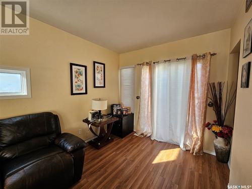 221 7Th Avenue Nw, Swift Current, SK - Indoor Photo Showing Living Room