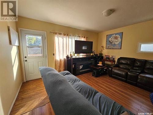 221 7Th Avenue Nw, Swift Current, SK - Indoor Photo Showing Living Room