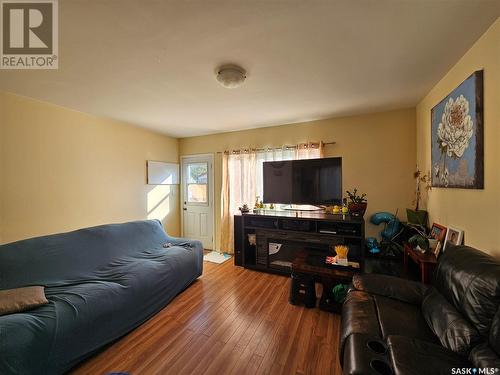 221 7Th Avenue Nw, Swift Current, SK - Indoor Photo Showing Living Room