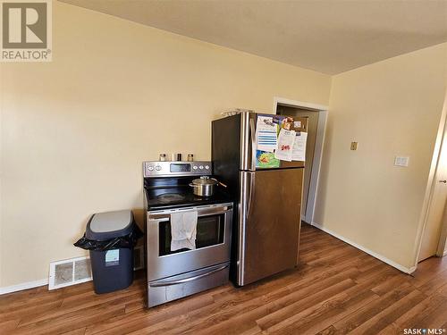 221 7Th Avenue Nw, Swift Current, SK - Indoor Photo Showing Kitchen