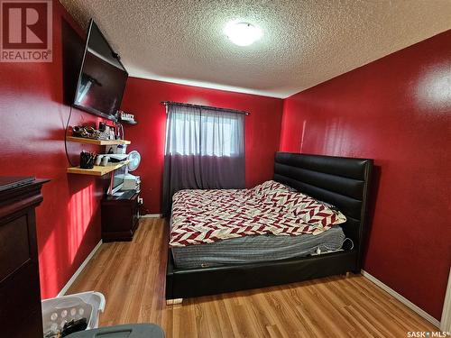 221 7Th Avenue Nw, Swift Current, SK - Indoor Photo Showing Bedroom