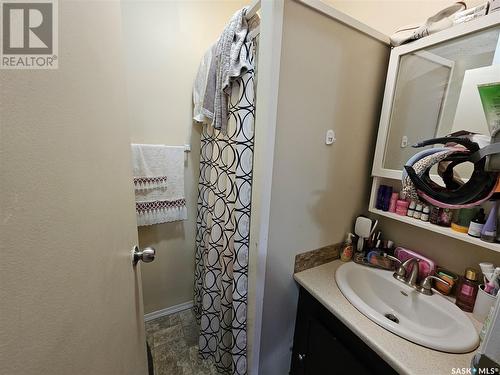 221 7Th Avenue Nw, Swift Current, SK - Indoor Photo Showing Bathroom