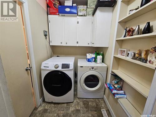 221 7Th Avenue Nw, Swift Current, SK - Indoor Photo Showing Laundry Room