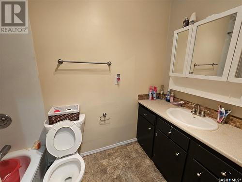 221 7Th Avenue Nw, Swift Current, SK - Indoor Photo Showing Bathroom