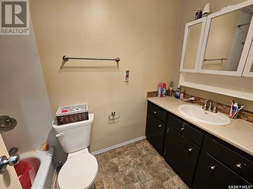 221 7Th Avenue Nw, Swift Current, SK - Indoor Photo Showing Bathroom