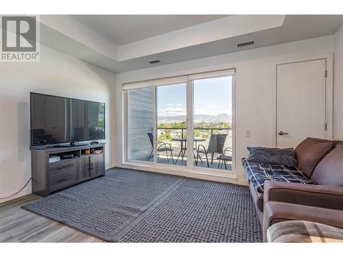 1083 K.L.O. Road Unit# 411, Kelowna, BC - Indoor Photo Showing Living Room