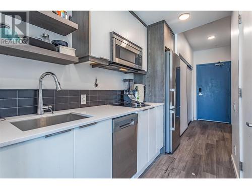 1083 K.L.O. Road Unit# 411, Kelowna, BC - Indoor Photo Showing Kitchen