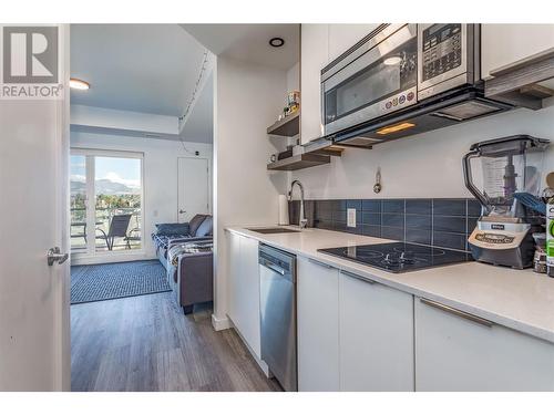 1083 K.L.O. Road Unit# 411, Kelowna, BC - Indoor Photo Showing Kitchen