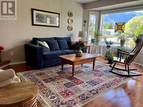 118 Richter Street, Keremeos, BC - Indoor Photo Showing Living Room