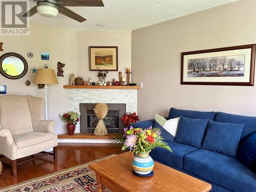 118 Richter Street, Keremeos, BC - Indoor Photo Showing Living Room With Fireplace