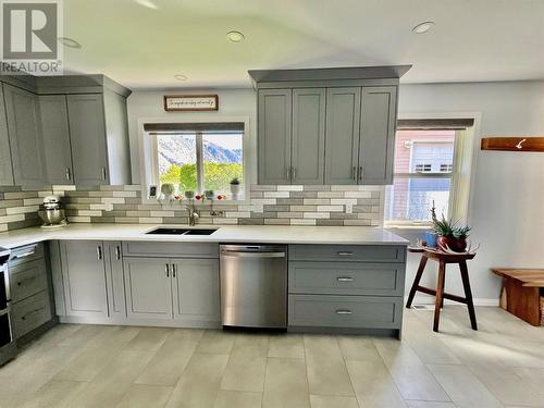 118 Richter Street, Keremeos, BC - Indoor Photo Showing Kitchen With Double Sink