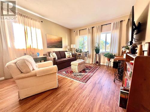 118 Richter Street, Keremeos, BC - Indoor Photo Showing Living Room