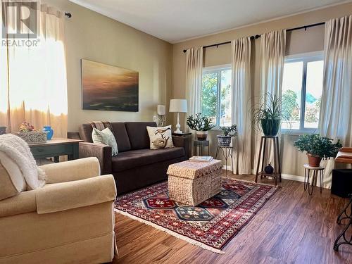 118 Richter Street, Keremeos, BC - Indoor Photo Showing Living Room