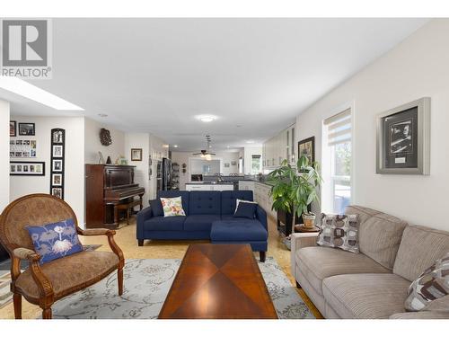 6109 Thwaite Crescent, Peachland, BC - Indoor Photo Showing Living Room