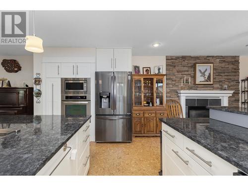 6109 Thwaite Crescent, Peachland, BC - Indoor Photo Showing Kitchen With Upgraded Kitchen