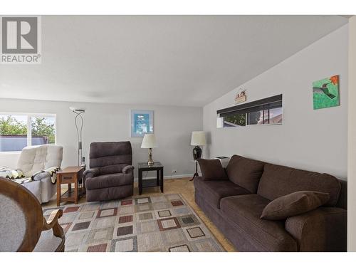 6109 Thwaite Crescent, Peachland, BC - Indoor Photo Showing Living Room