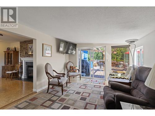 6109 Thwaite Crescent, Peachland, BC - Indoor Photo Showing Living Room