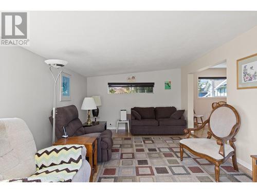 6109 Thwaite Crescent, Peachland, BC - Indoor Photo Showing Living Room