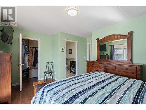 6109 Thwaite Crescent, Peachland, BC - Indoor Photo Showing Bedroom