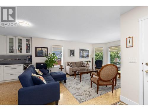 6109 Thwaite Crescent, Peachland, BC - Indoor Photo Showing Living Room