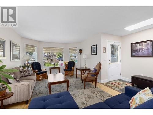 6109 Thwaite Crescent, Peachland, BC - Indoor Photo Showing Living Room