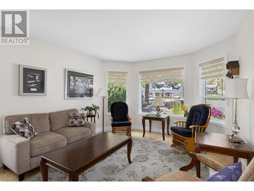 6109 Thwaite Crescent, Peachland, BC - Indoor Photo Showing Living Room