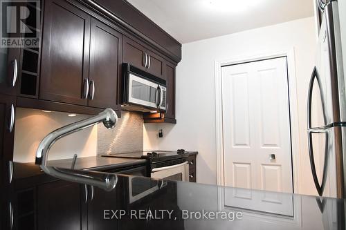 609 - 140 Dunlop Street E, Barrie, ON - Indoor Photo Showing Kitchen