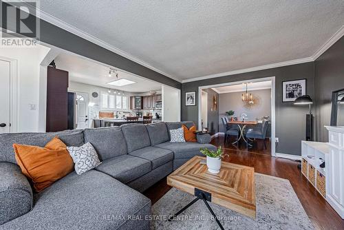 15 Locheed Drive, Hamilton, ON - Indoor Photo Showing Living Room