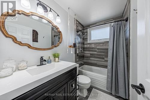 15 Locheed Drive, Hamilton, ON - Indoor Photo Showing Bathroom